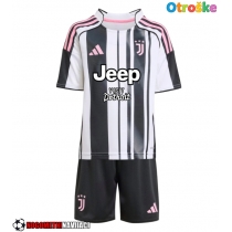 Otroške Nogometnih dresov Juventus Domači 2025-26 Kratki rokavi (+ hlače)